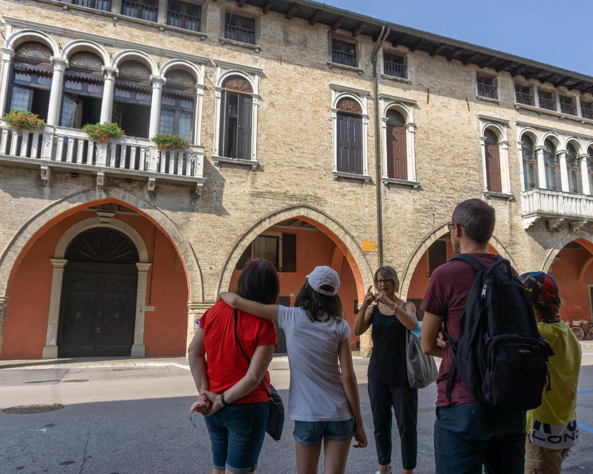 un grup de oameni care stau în fața unei clădiri