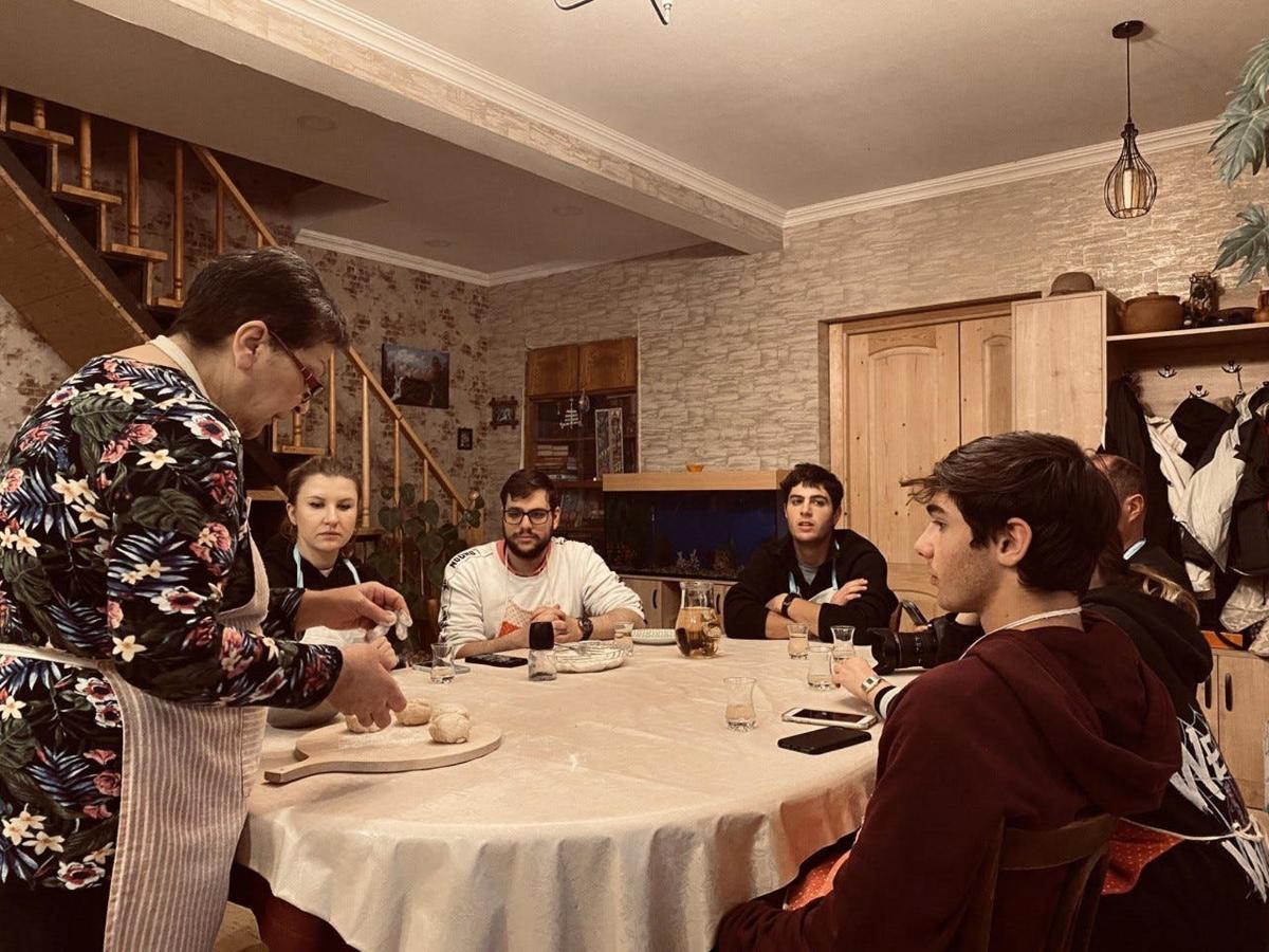 um grupo de pessoas sentadas ao redor de uma mesa