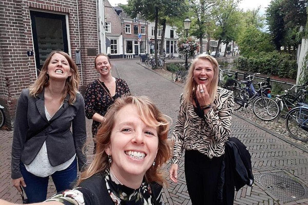 Un grupo de mujeres de pie en una calle