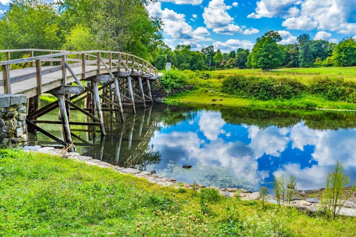 uma ponte sobre um rio em um parque