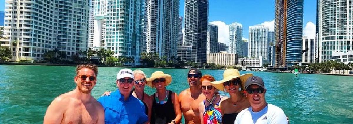 un gruppo di persone in posa per una foto in acqua
