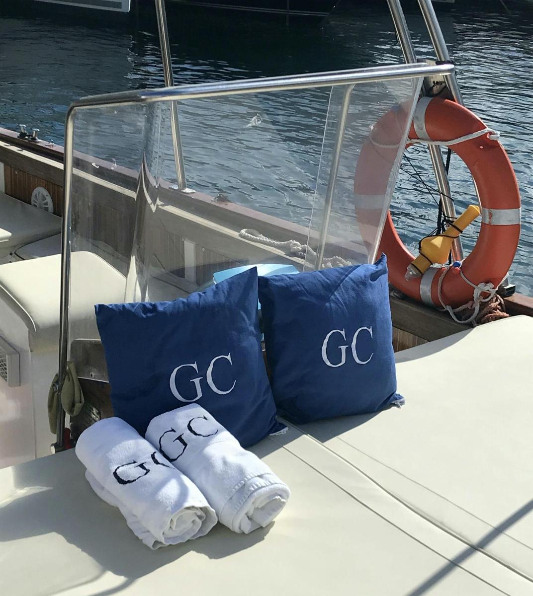 duas almofadas azuis na parte de trás de um barco