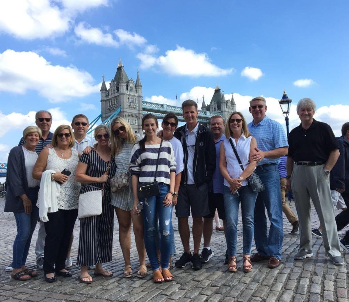 eine Gruppe von Menschen steht vor einem Schloss
