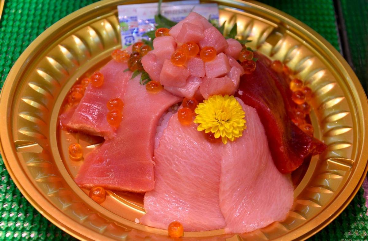 一盘盛有肉和鲜花的食物