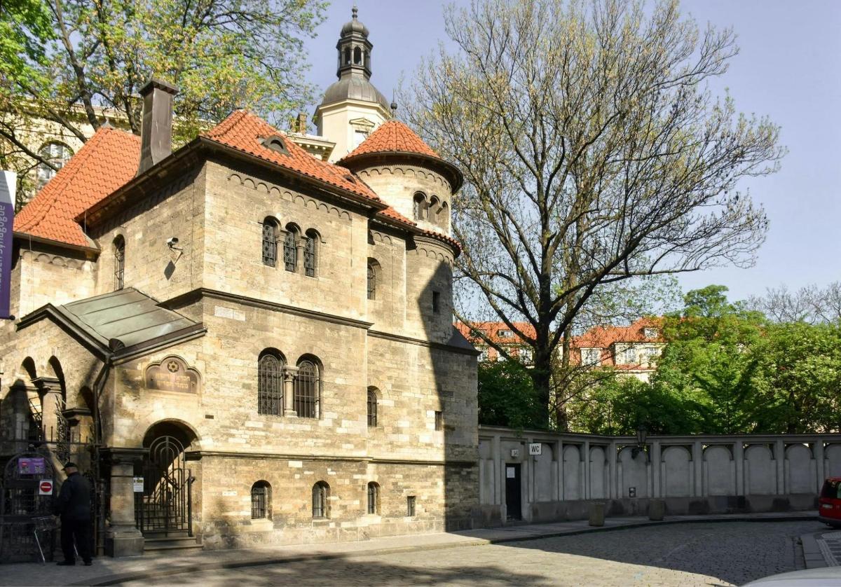 Un antiguo edificio de piedra con una torre en la parte superior.