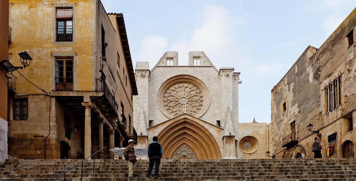 dues persones pujant unes escales davant d'una església