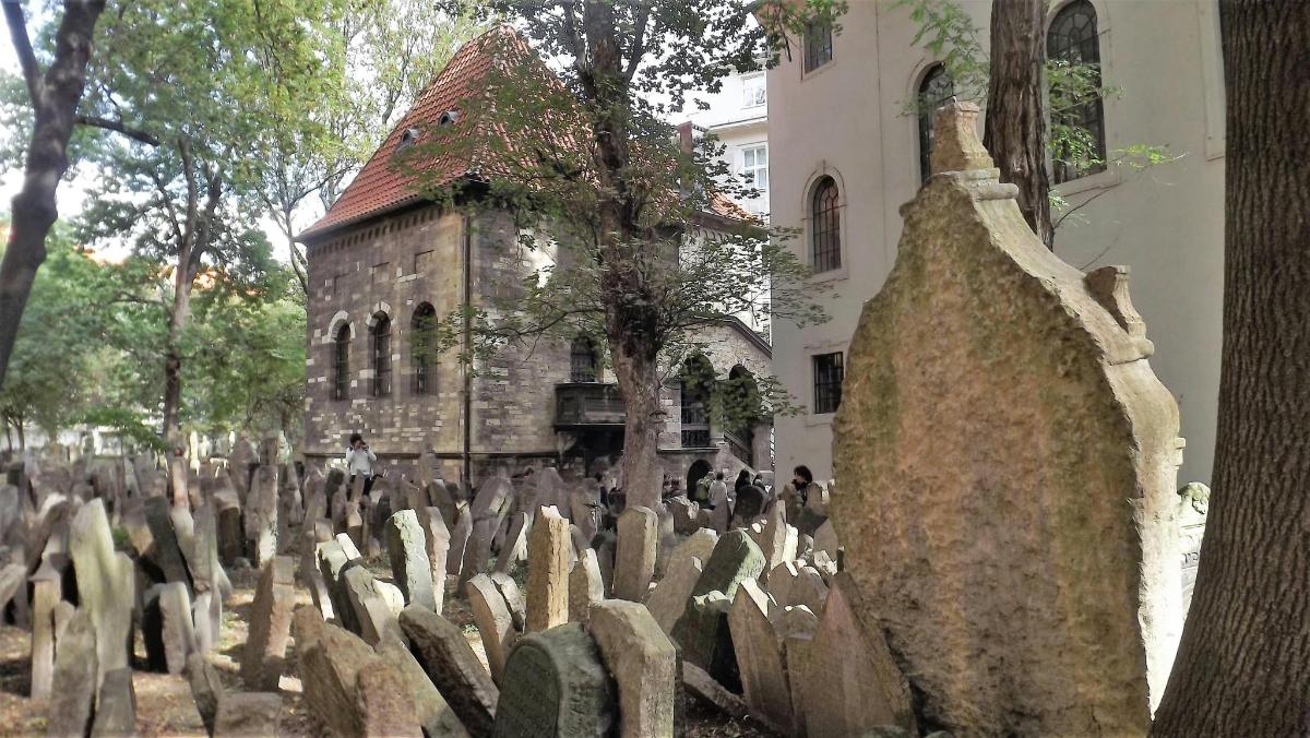 o clădire veche cu un cimitir în fața clădirii