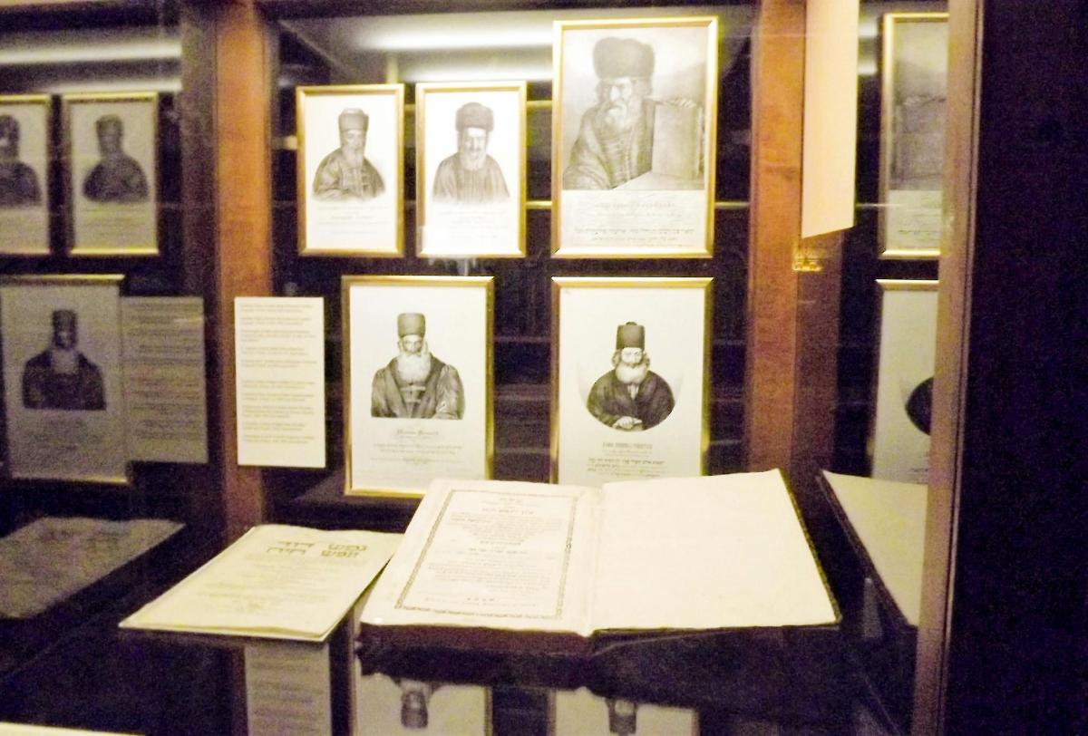 Una exposición de fotografías de hombres en un museo.