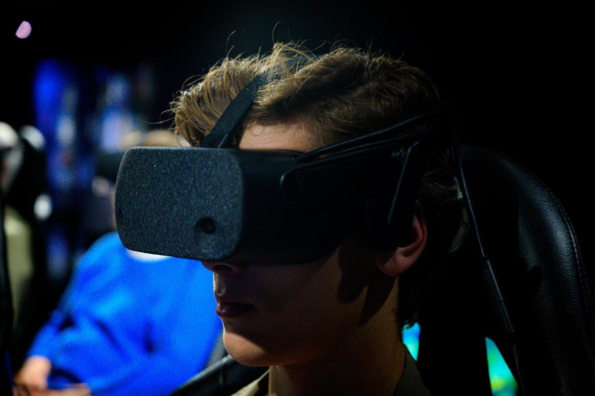 mladý muž s headsetem pro virtuální realitu
