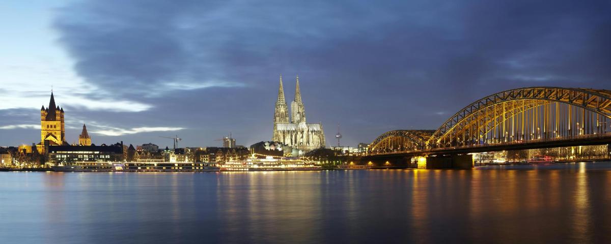 eine Brücke über ein Gewässer mit einer Stadt