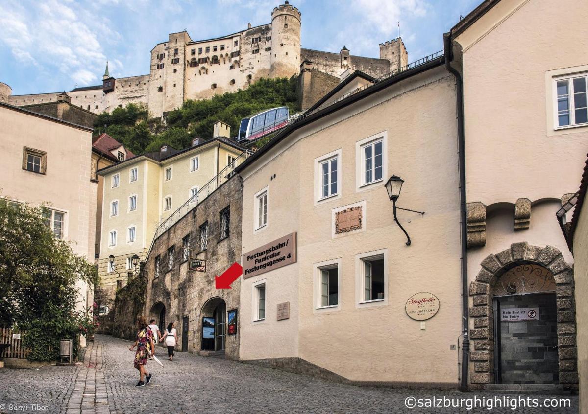 eine Gruppe von Gebäuden mit einem Schloss im Hintergrund