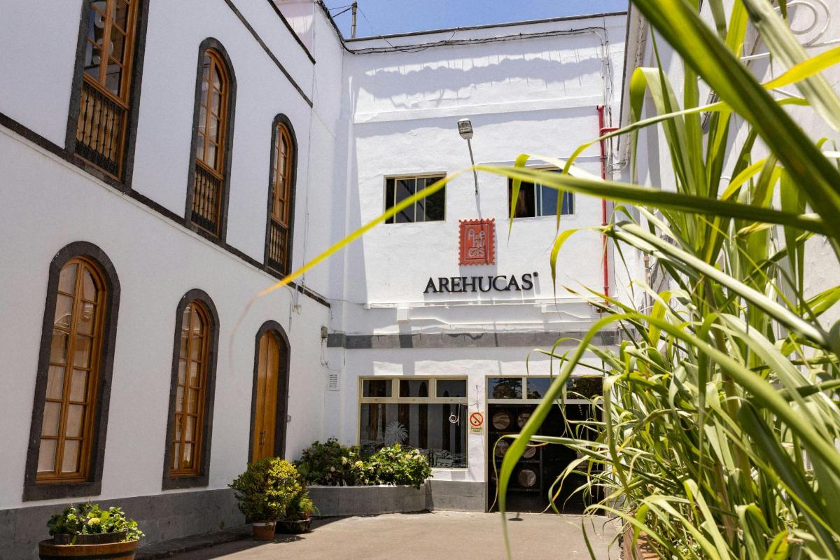 un edificio bianco con un cartello che recita manufatti