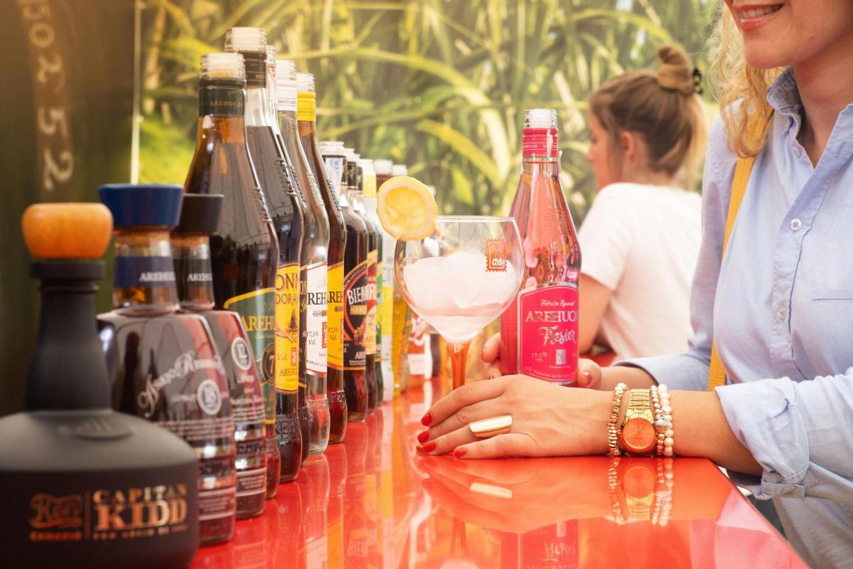 una donna seduta al bar con un bicchiere di vino