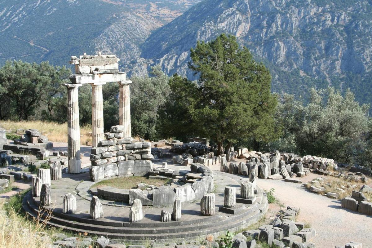 un grande cimitero con le montagne sullo sfondo
