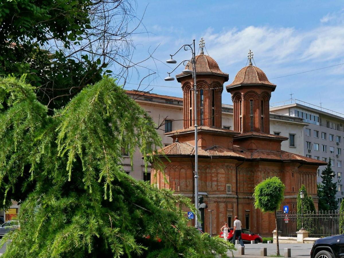 un vecchio edificio con due torri in cima
