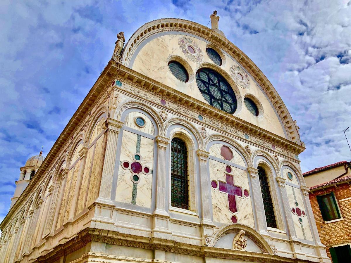 un campanile di una chiesa con un orologio in cima