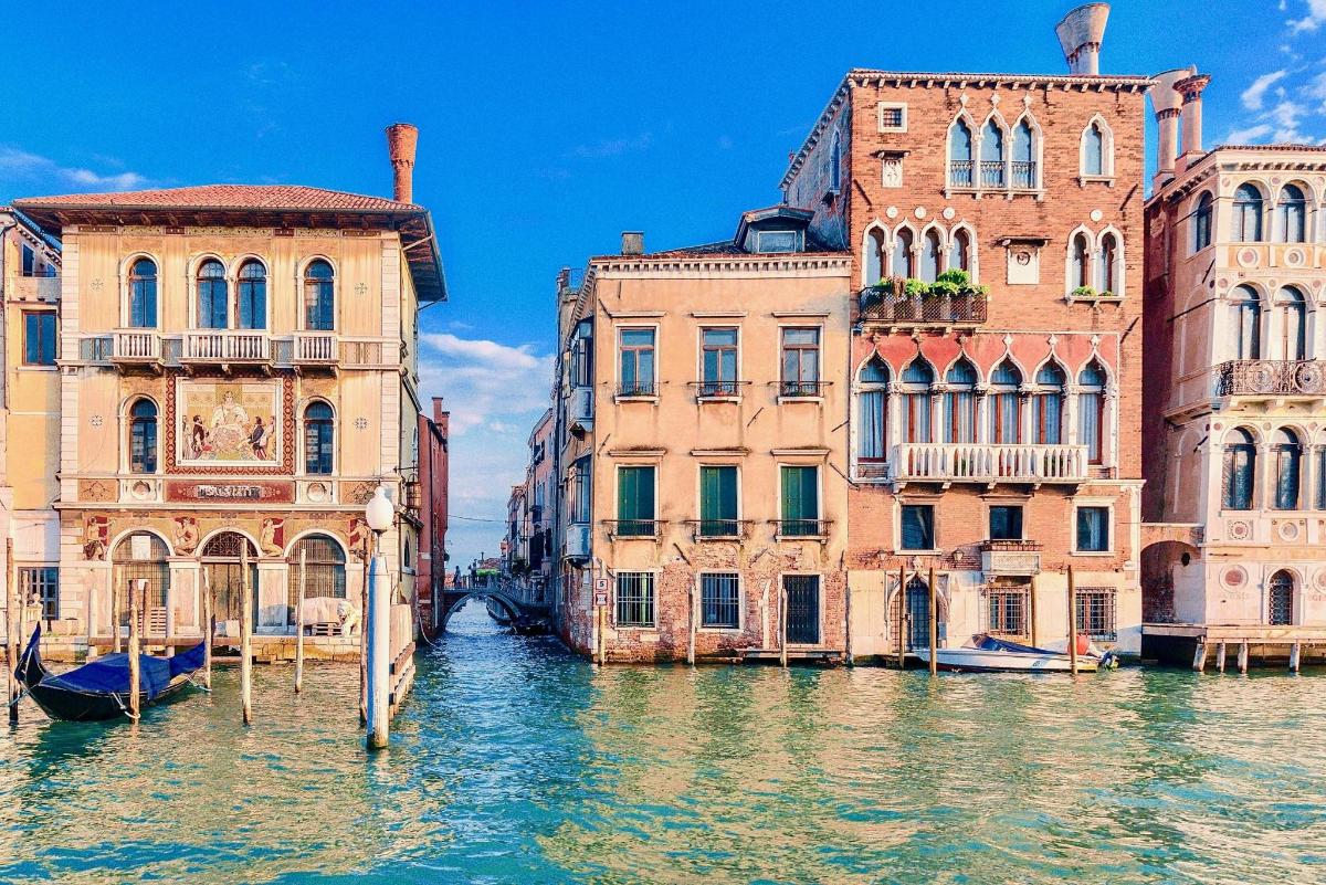 un gruppo di edifici situati accanto a un canale