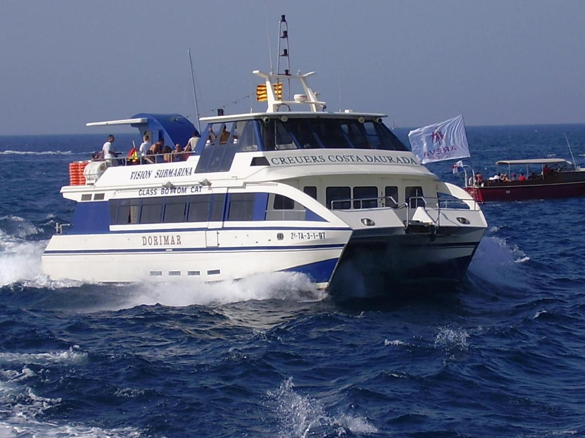 um barco na água com pessoas nele