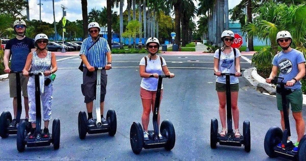 một nhóm người đang cưỡi segifts trên phố