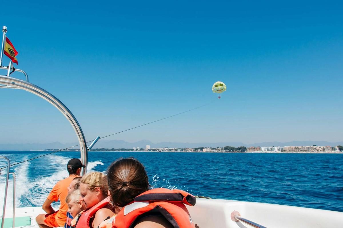 un gruppo di persone su una barca in acqua