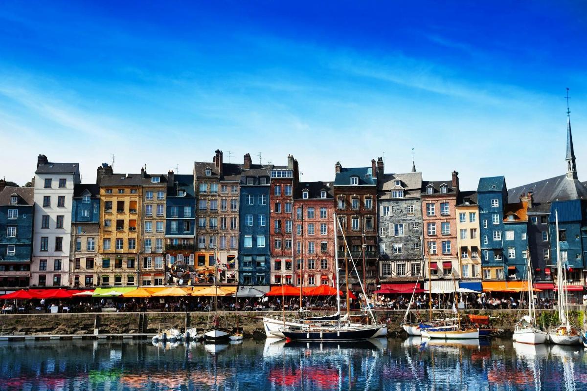 a group of boats docked in a harbor with buildings