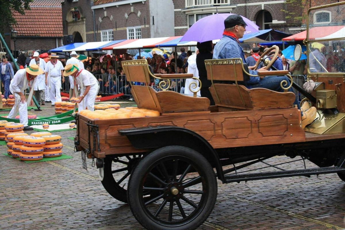 un uomo che viaggia su un carro trainato da cavalli in un mercato