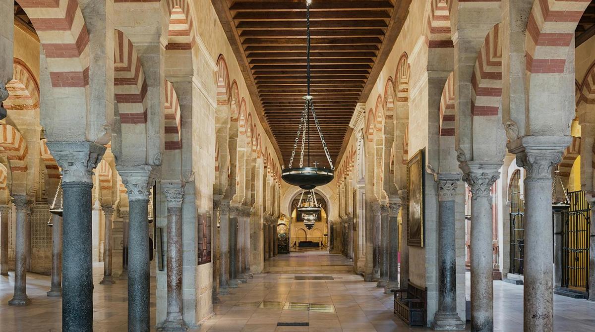 un corridoio vuoto in un edificio con colonne e soffitto