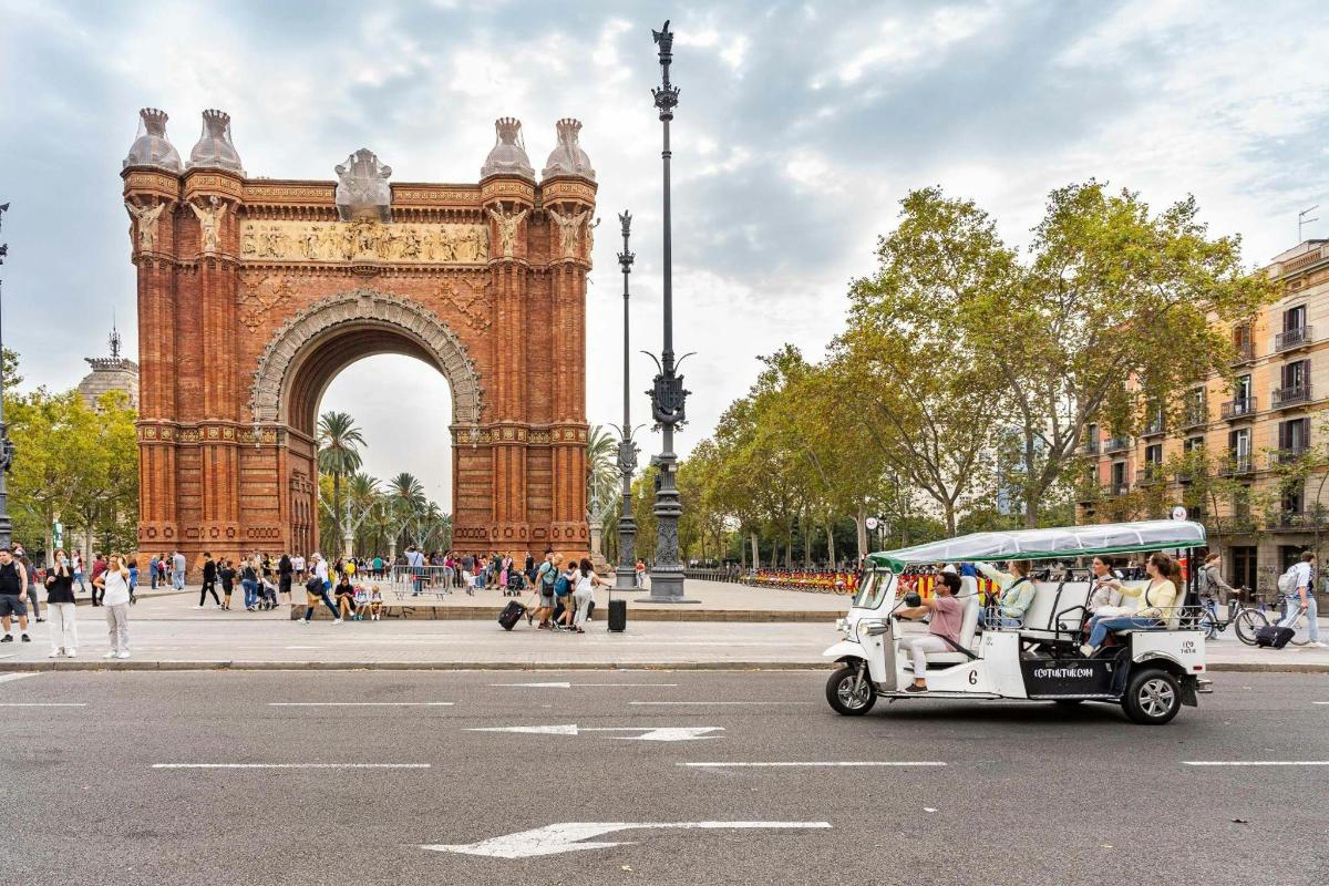 un carret de golf que passa per davant de la Torre Eiffel