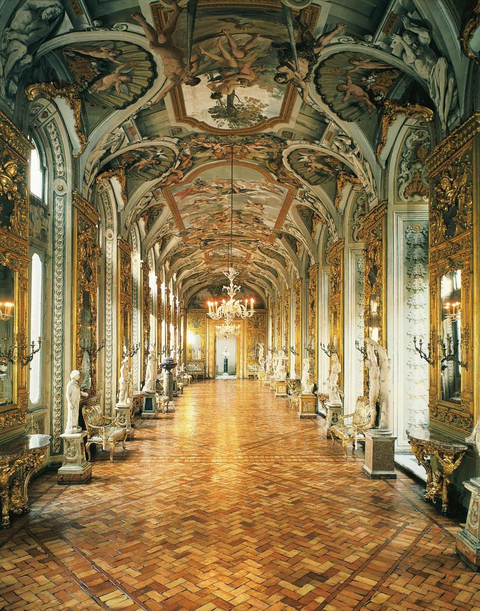 chodba paláce s malbami na stropech