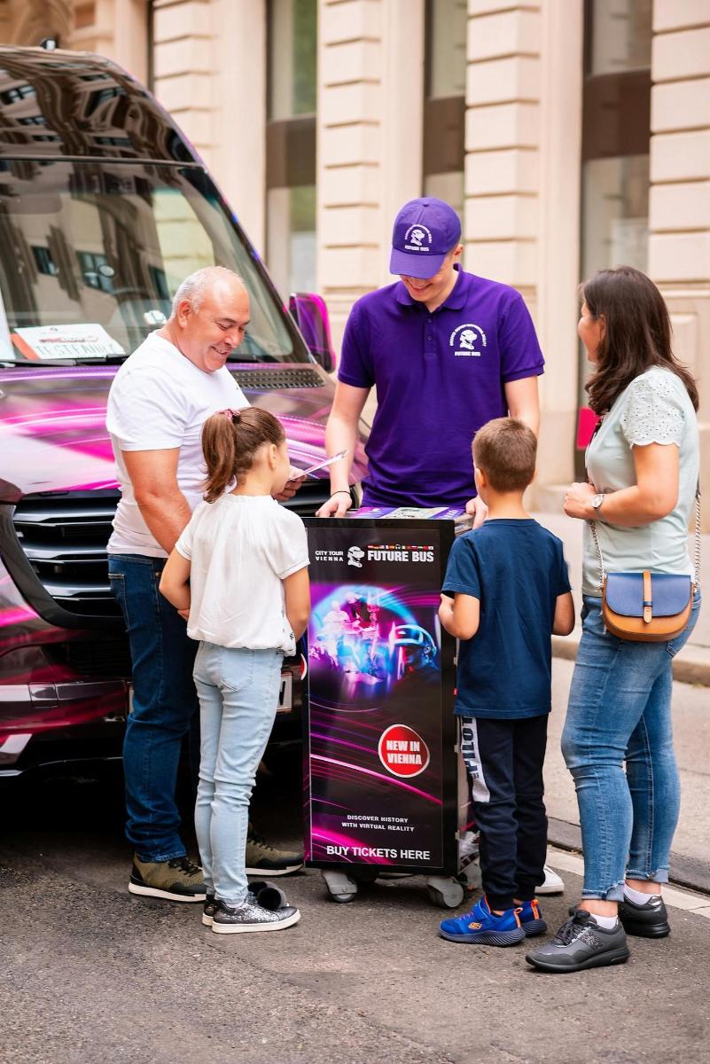 eine Gruppe von Menschen steht vor einem Auto