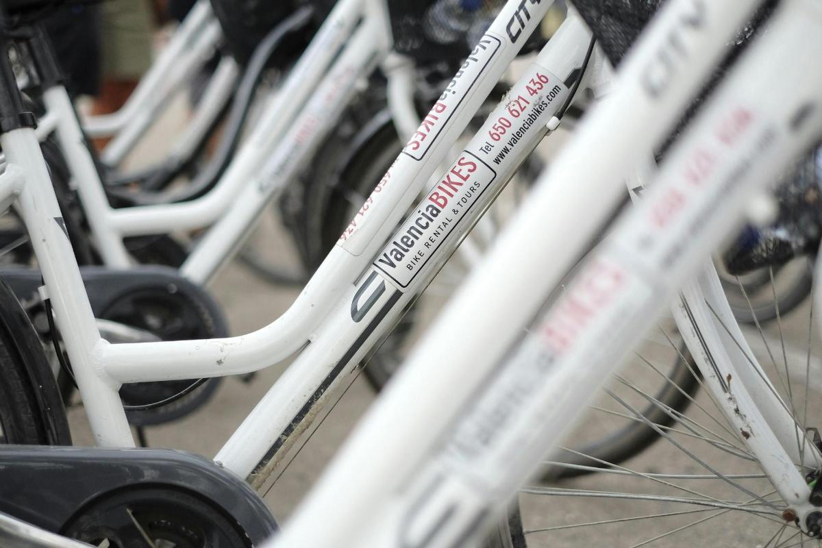 un gruppo di biciclette bianche parcheggiate una accanto all'altra