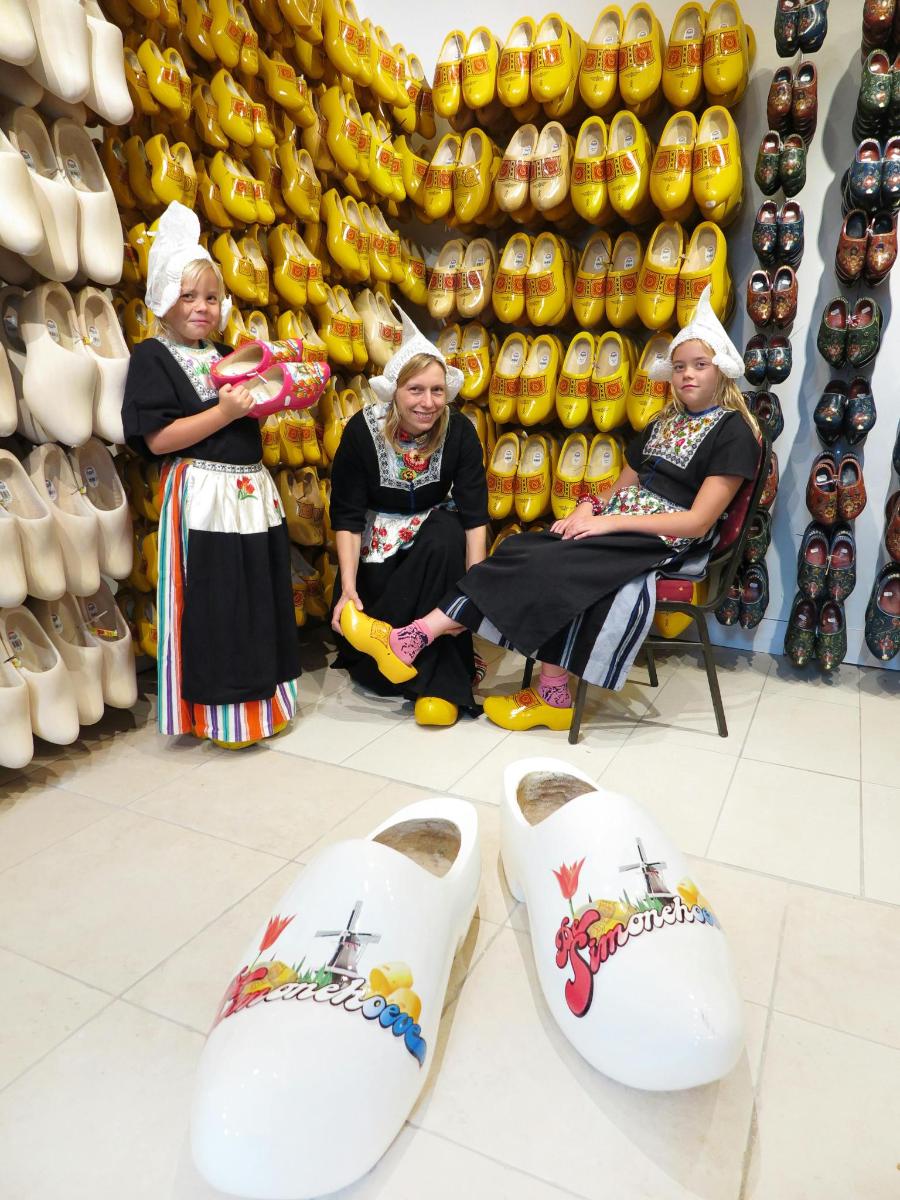 Un grupo de tres mujeres sentadas en una tienda con zapatos.