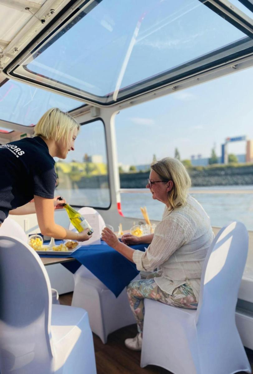 Dos mujeres sentadas en una mesa en un barco