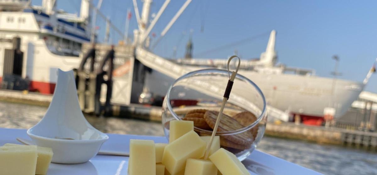 Un tazón de queso y un tazón de mantequilla sobre una mesa