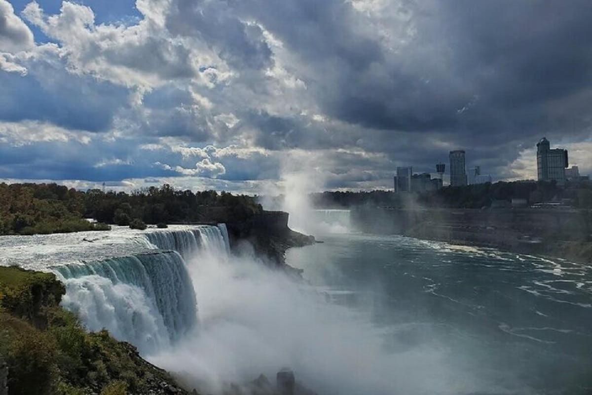 una vista di una cascata su un fiume