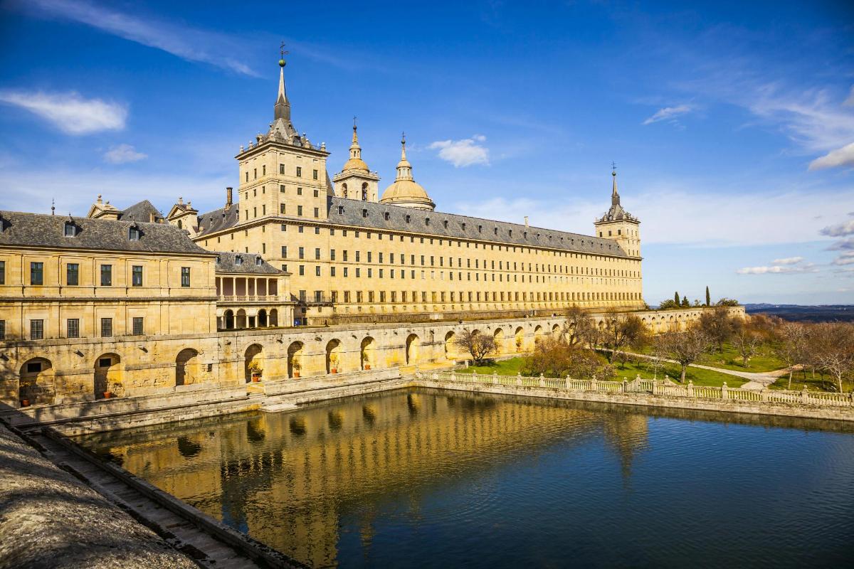 un grande edificio con un fiume di fronte