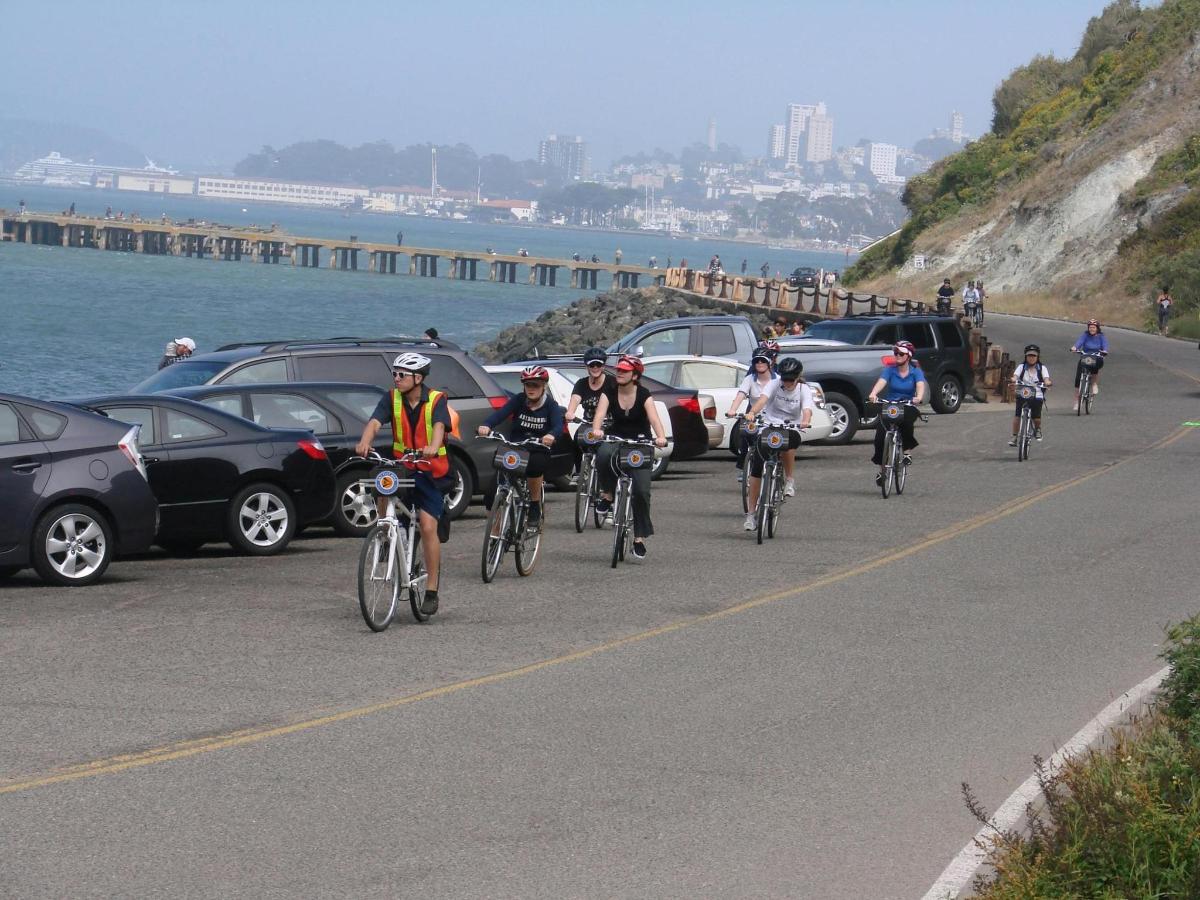 Un grupo de personas que van en bicicleta por una calle.