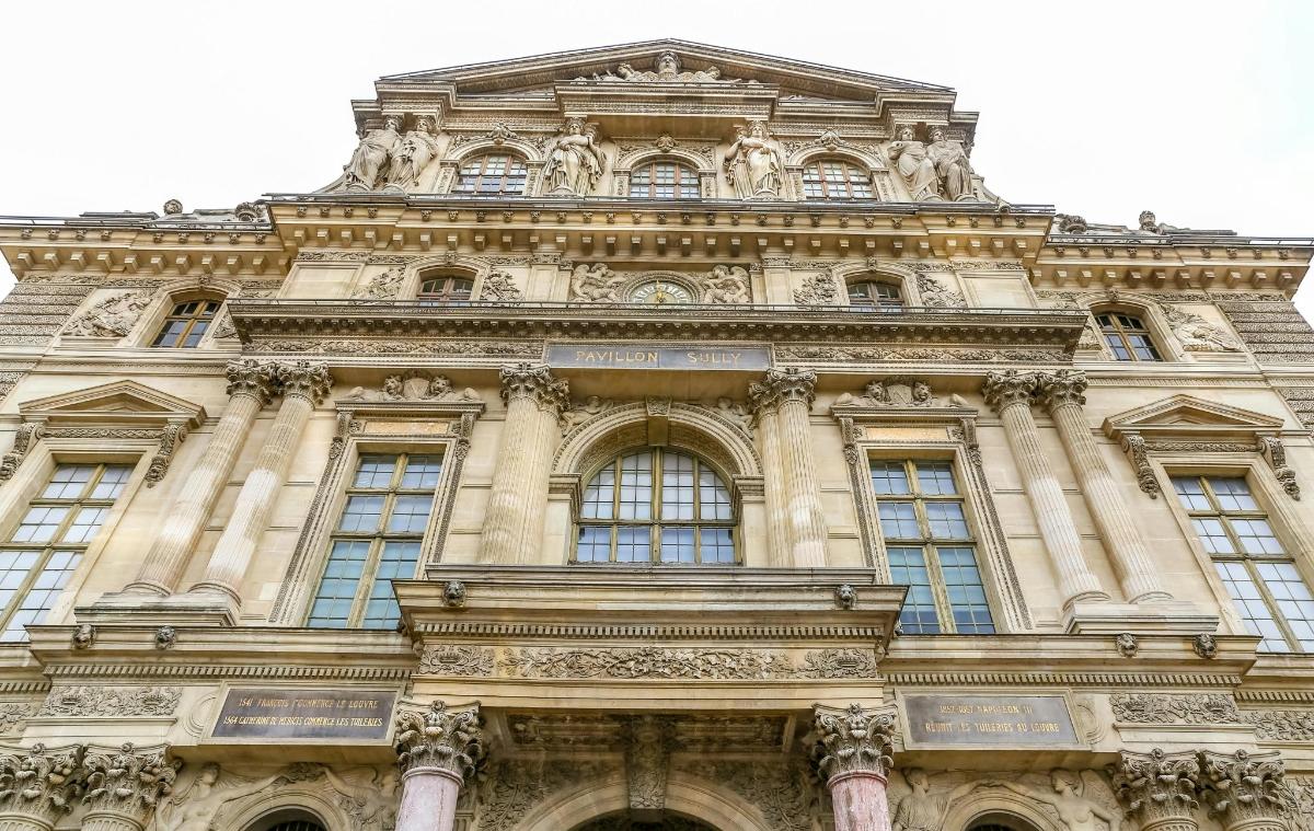 un edifici alt amb moltes finestres a la part superior