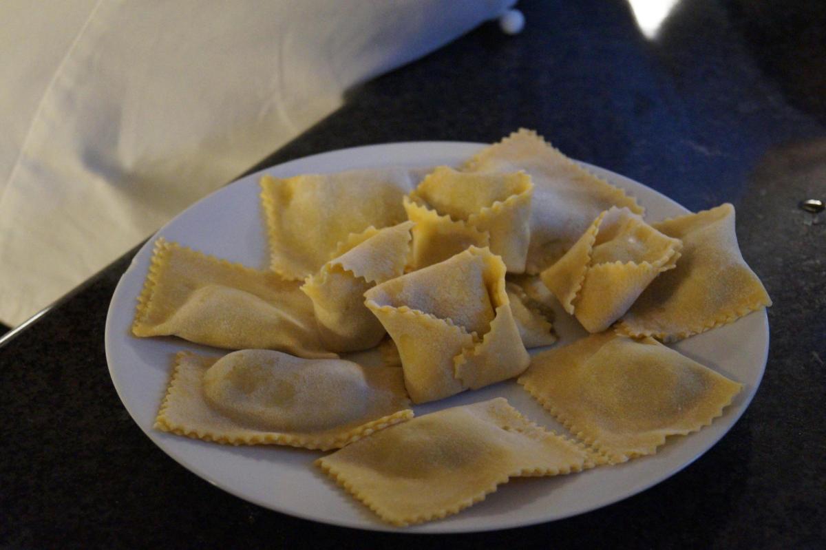 طبق من الزلابية على سطح الطاولة