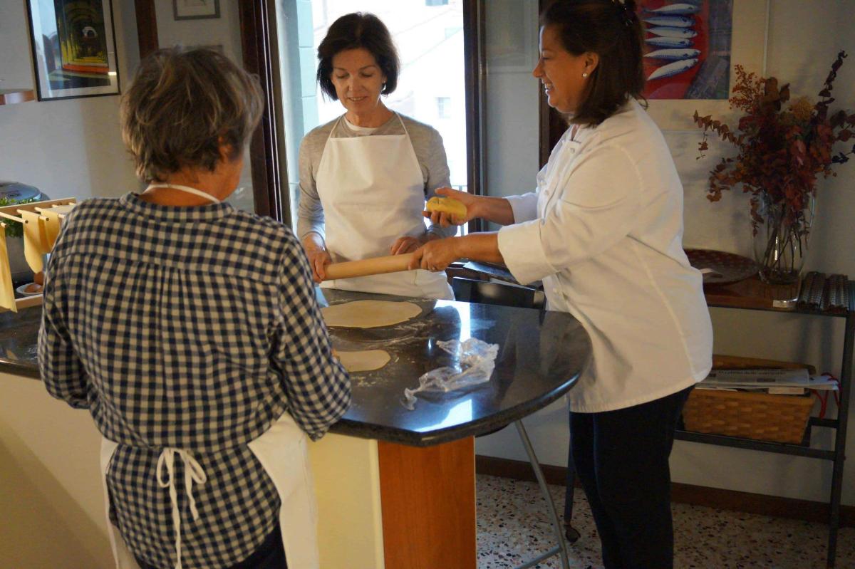 due donne in piedi in una cucina che preparano il cibo
