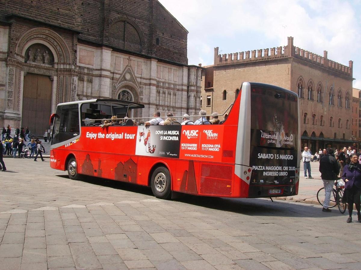 červený dvoupatrový autobus zaparkovaný před budovou
