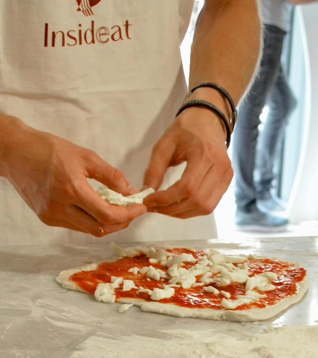 člověk dělá pizzu na stole