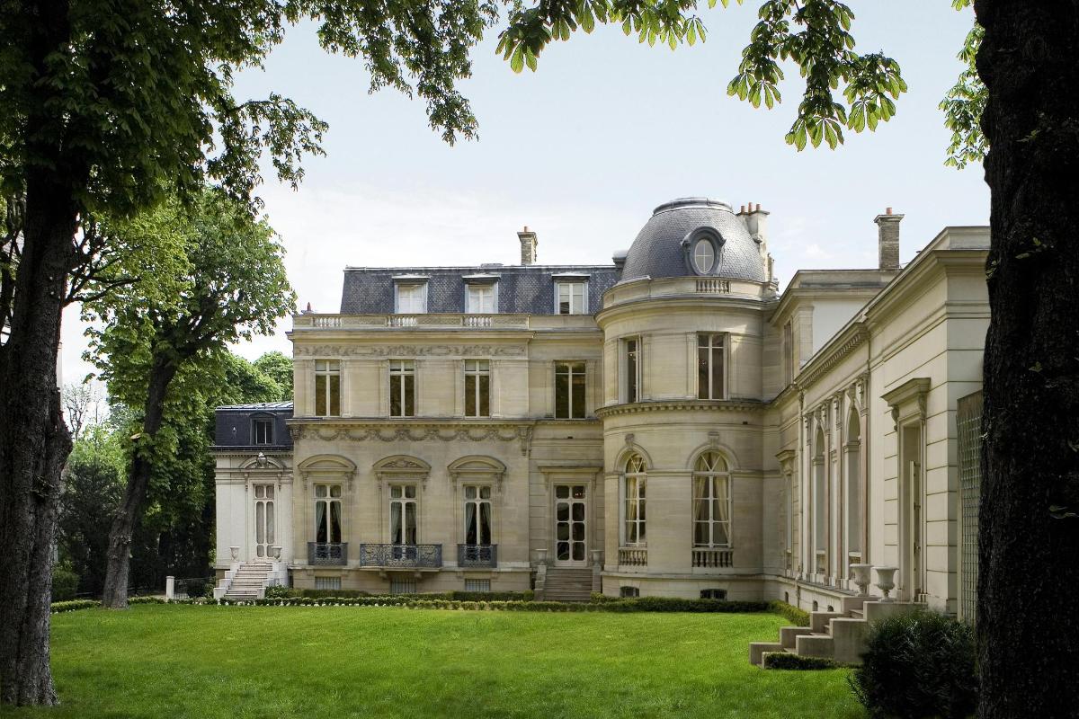 een afbeelding van een groot huis met een groen gazon