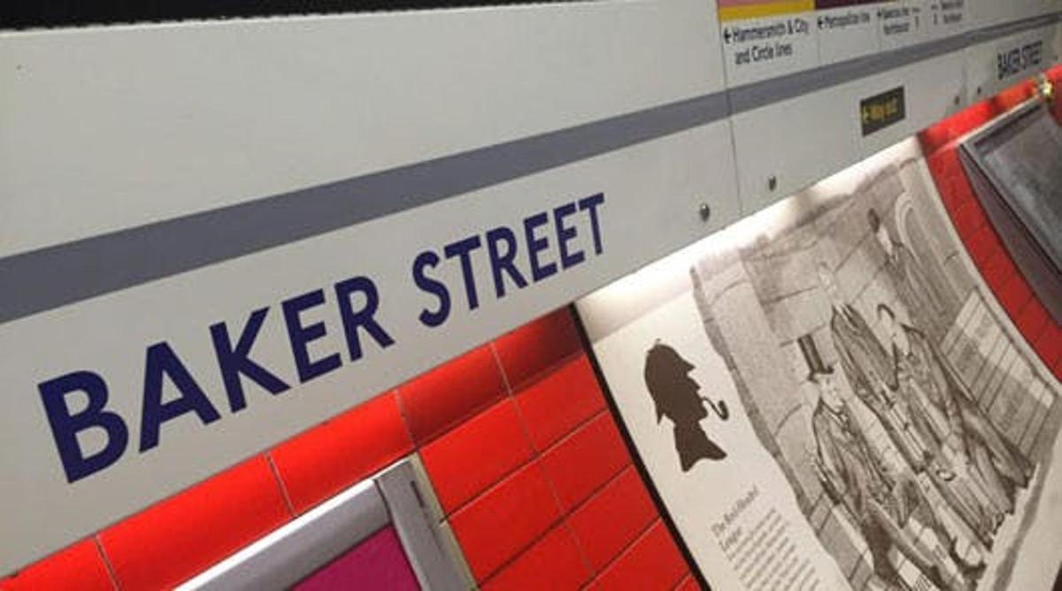 cedule s nápisem Baker Street na obrazovce počítače