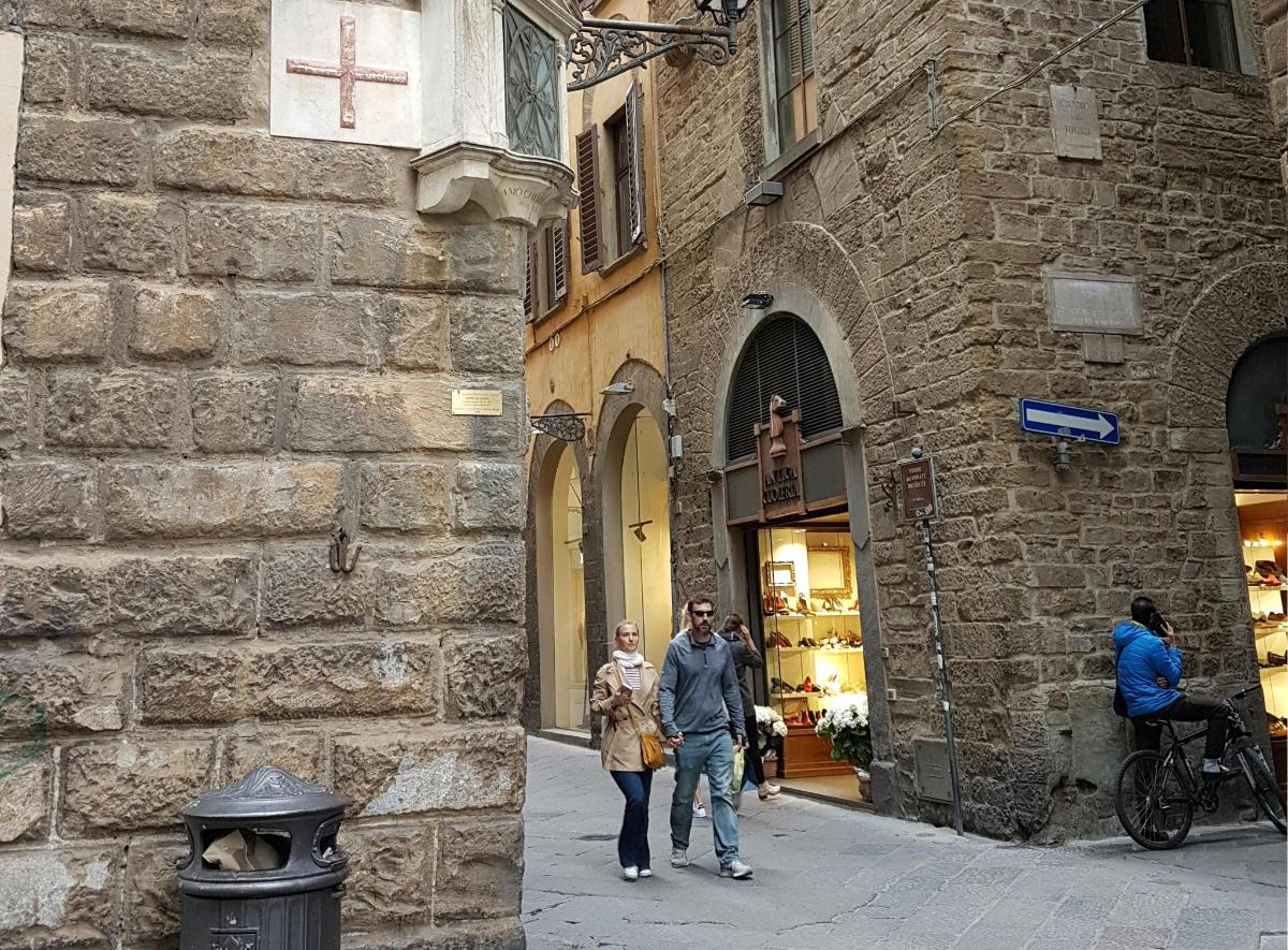 ένας άντρας και μια γυναίκα περπατούν σε έναν δρόμο