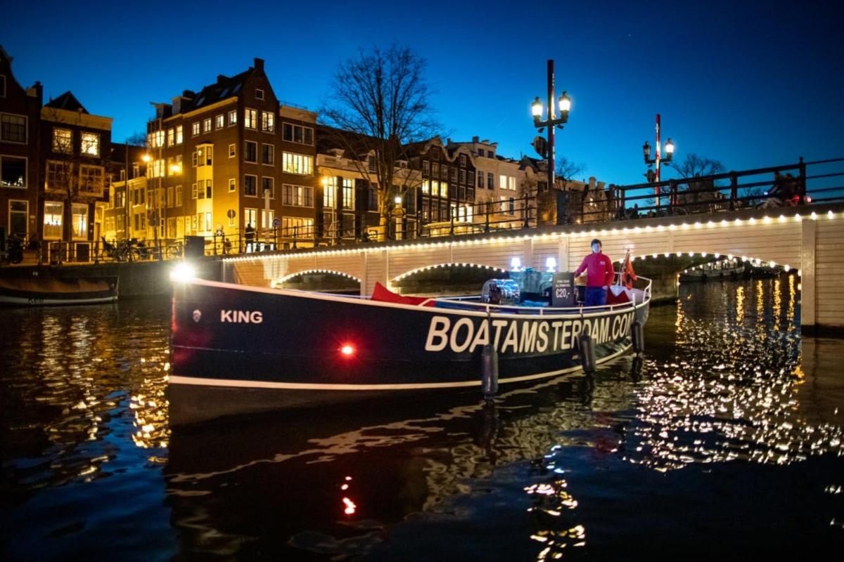 ein Boot liegt nachts im Wasser
