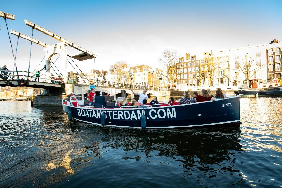eine Gruppe von Menschen, die auf einem Boot im Wasser fahren