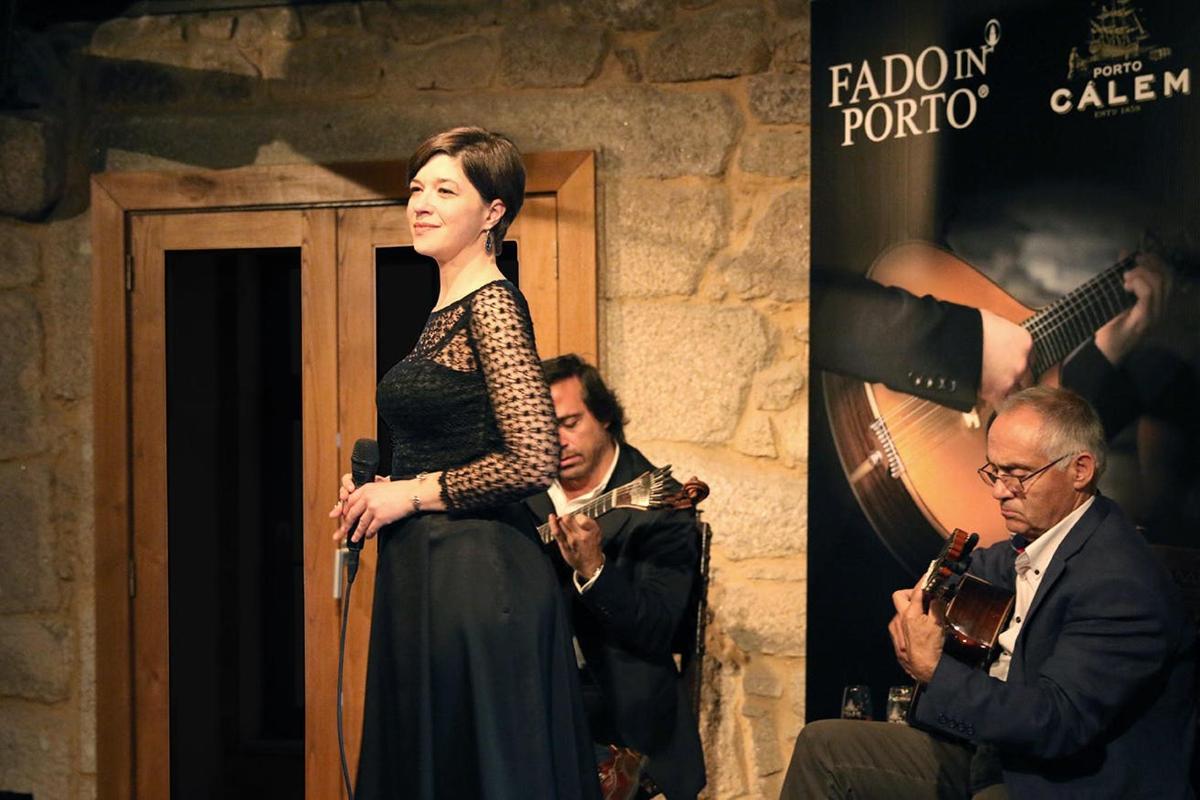 žena stojaca pred dverami s dvoma mužmi