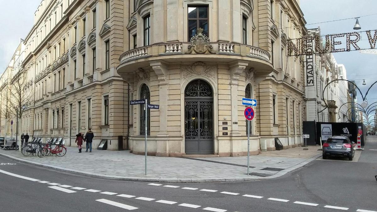 velká budova na rohu ulice