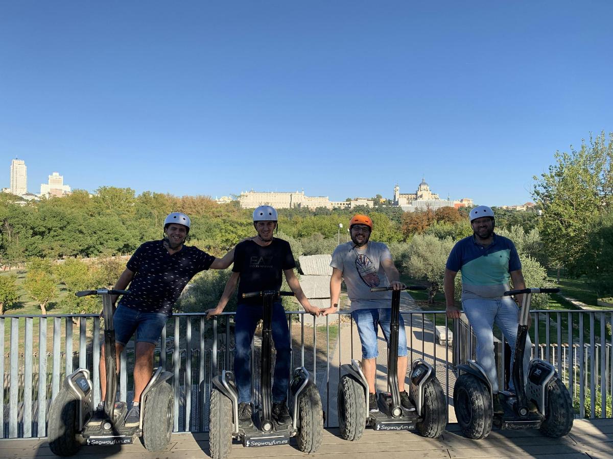 skupina čtyř lidí jedoucí na segwayích